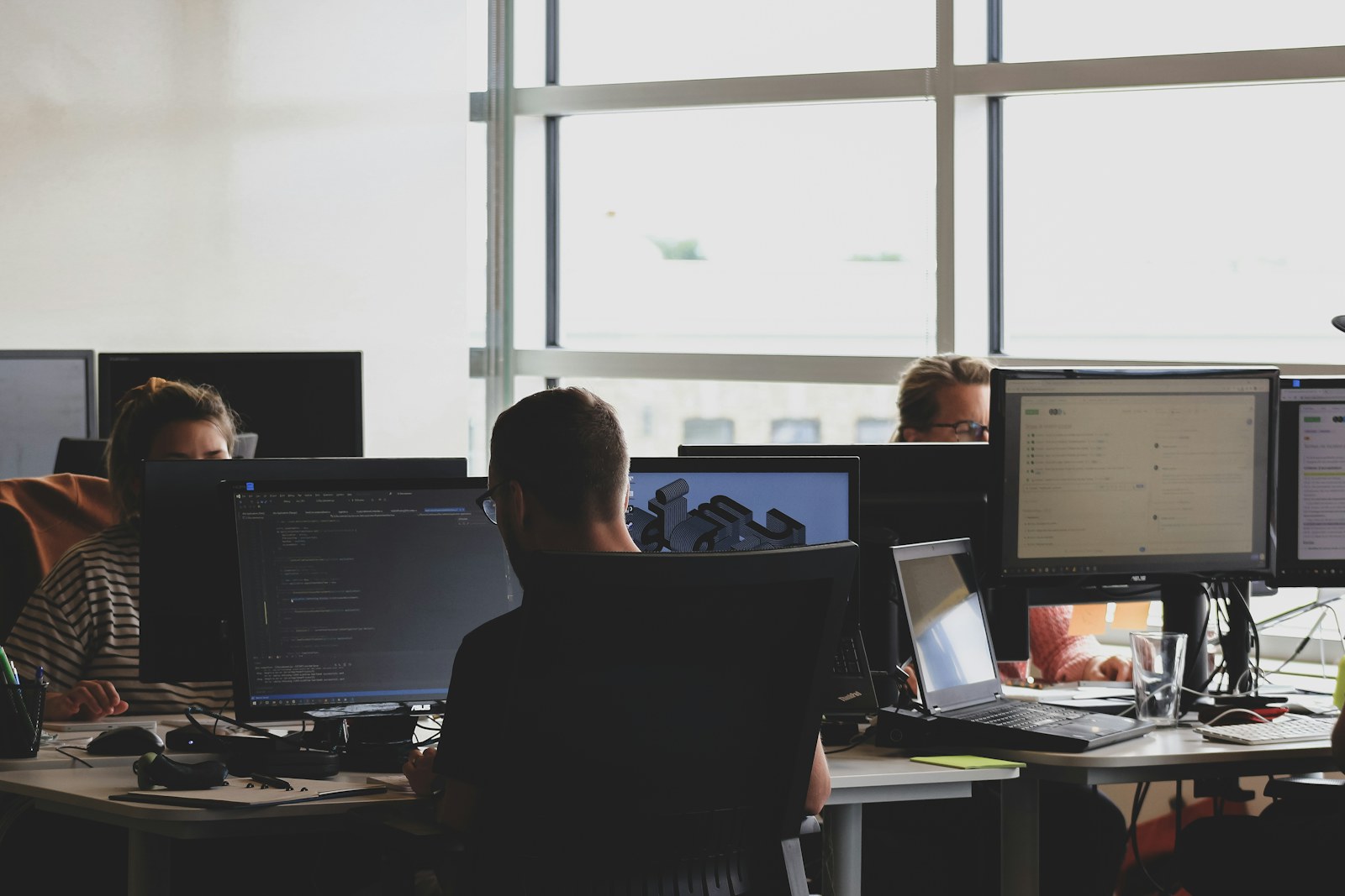 Engenheiros de rede Accerte monitorando firewall e tráfego