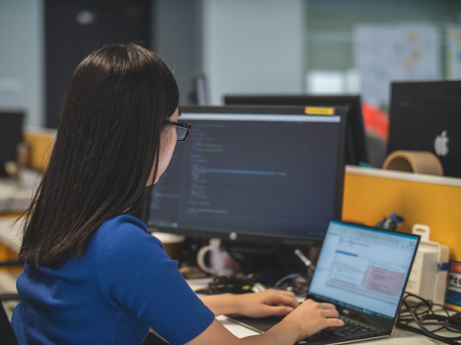 Especialista Accerte revisando custos cloud em múltiplos monitores