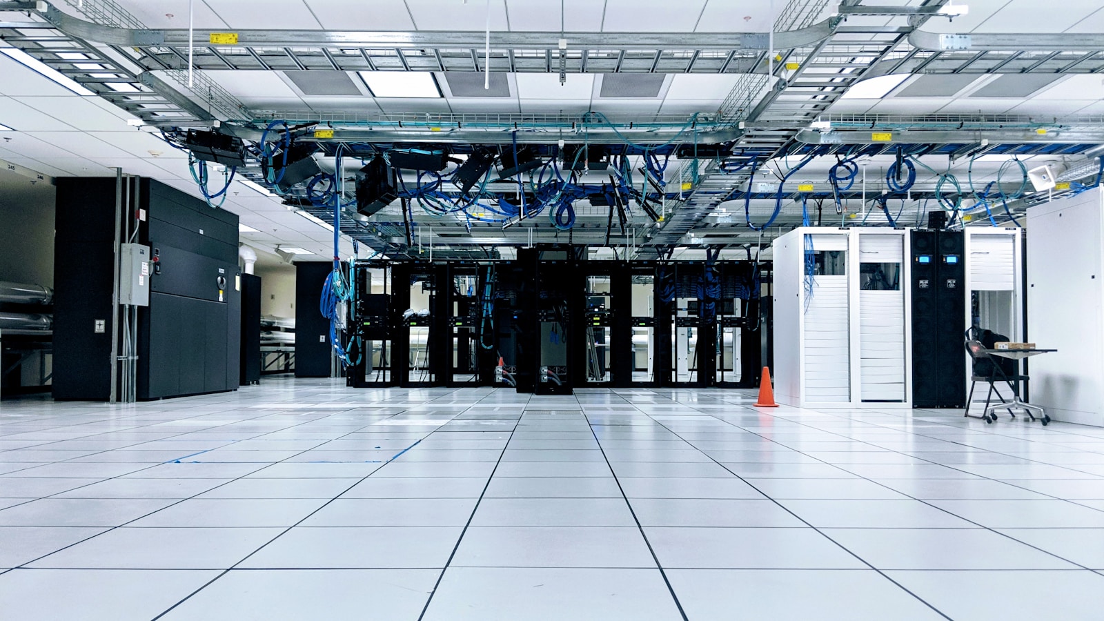 Especialista FinOps Accerte analisando faturas de cloud em múltiplos provedores